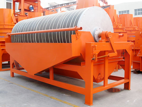 磁選機(jī)是在產(chǎn)業(yè)界使用較廣泛的、通用性高的機(jī)種之一，使用于再利用粉狀粒體中的除去鐵粉等。