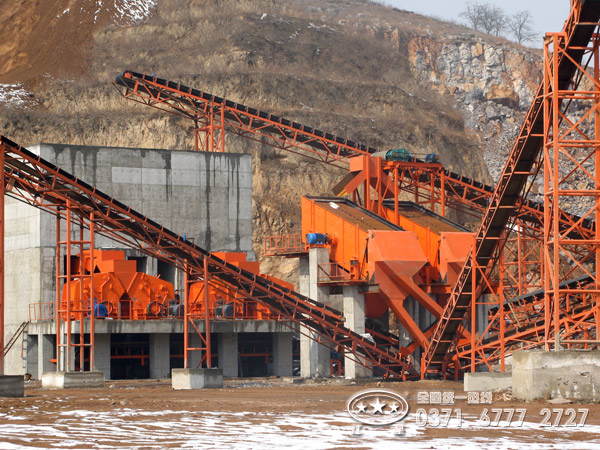 鵝卵石鄂式破碎機生產現場