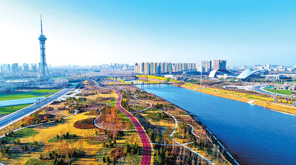 一河碧水映藍天