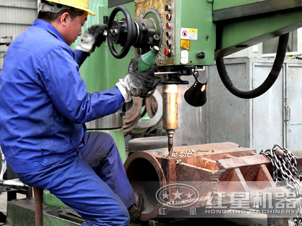 工人師傅正在加工設(shè)備