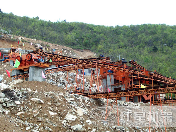 正在處理到處堆放的建筑垃圾