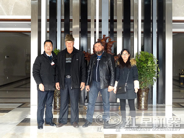 客戶與工作人員合影