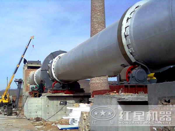 陶粒砂生產線現場正在緊鑼密鼓的安裝設備