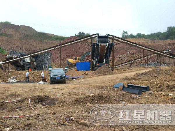 移動破碎機直接開進垃圾堆旁進行作業