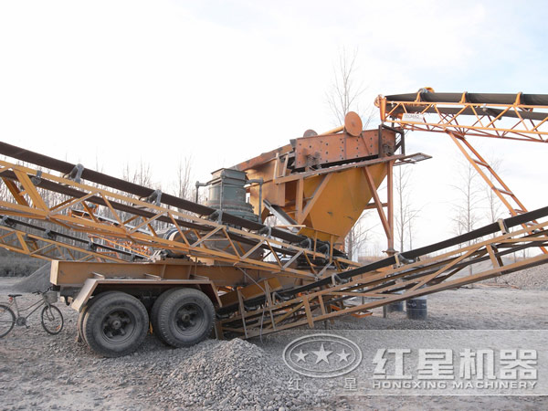 輸送機將物料運往不同的方向 輸送機將物料運往不同的方向