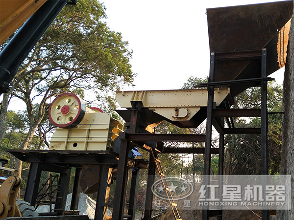 放在陰涼地方的破碎機