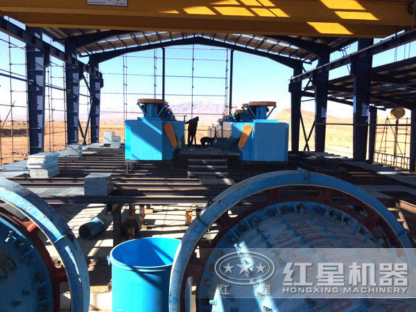 正在安裝中的浮選生產線 正在安裝中的浮選生產線