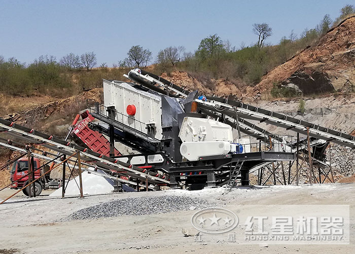 兩臺(tái)車載破碎一體機(jī)組成的花崗巖生產(chǎn)線剛剛完成陣地轉(zhuǎn)移