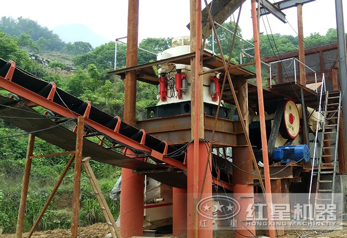 江西日產(chǎn)千噸顎式破碎機(jī)現(xiàn)場