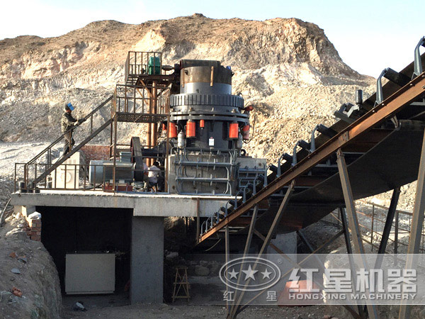 湖南婁底破碎生產(chǎn)線(xiàn)上的圓錐破碎機(jī)