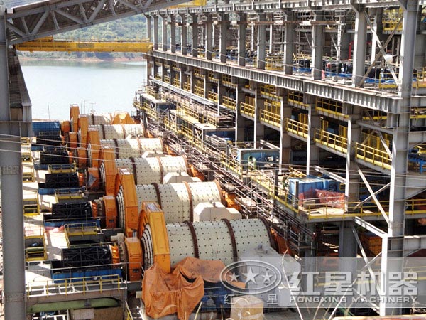 濕式磨機(jī)(濕式球磨機(jī))現(xiàn)場 濕式磨機(jī)(濕式球磨機(jī))現(xiàn)場