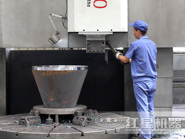 高壓磨粉機零部件正在生產(chǎn)加工 高壓磨粉機零部件正在生產(chǎn)加工