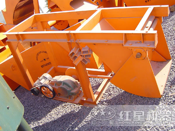 擺式給料機是一種運輸機械，主要輔助球磨機等設備生產(chǎn)，適用于短距離給礦