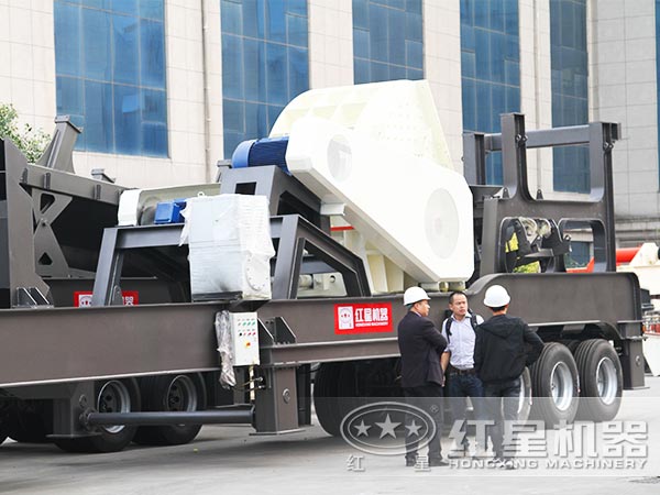 用戶來廠考察，圖中為一臺已經完工的輪胎式流動石子加工機