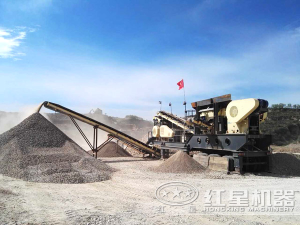 現(xiàn)代新型可移動石子破碎機挺進深山，為現(xiàn)代化建設(shè)添石加砂