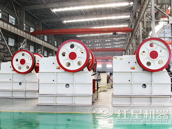 新型環保液壓顎式破碎機正是安陽砂石場上的破碎先鋒