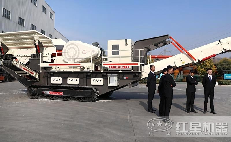 青石移動碎石機——履帶行走，上山爬坡如履平地