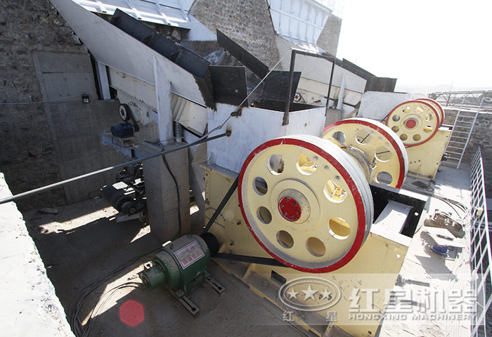 大型顎式破碎機(jī)是各個(gè)砂石生產(chǎn)線上的常用粗破設(shè)備