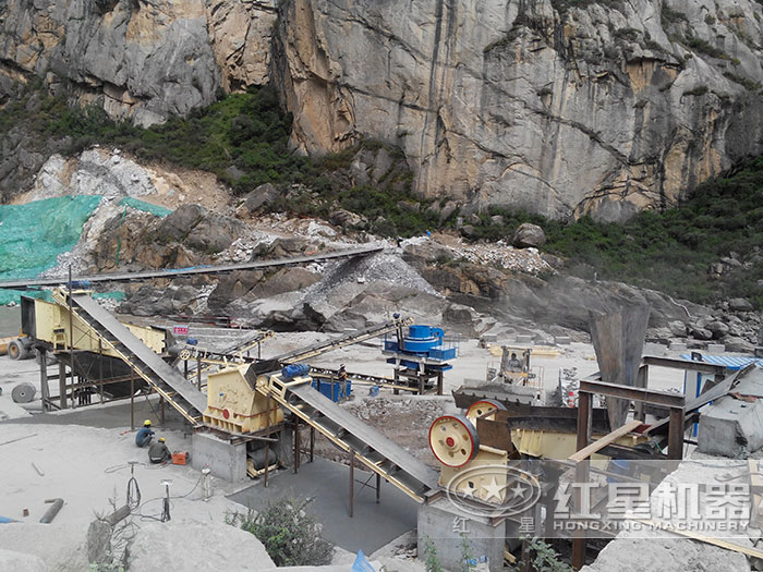 貴州時(shí)產(chǎn)100噸顎式破碎機(jī)碎沙現(xiàn)場