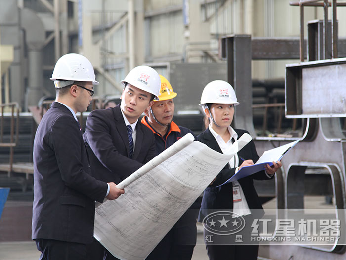 紅星技術(shù)工程師為客戶介紹設(shè)計方案 紅星技術(shù)工程師為客戶介紹設(shè)計方案