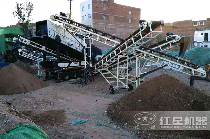 流動磕石頭機兩臺搭配干活不累 流動磕石頭機兩臺搭配干活不累