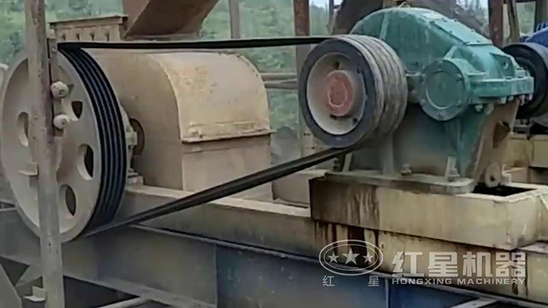 對(duì)輥式破碎機(jī)現(xiàn)場(chǎng)