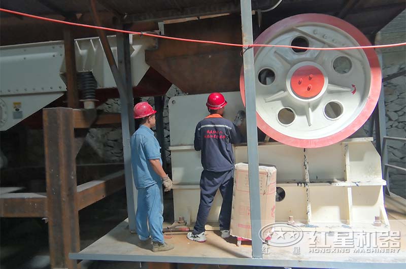 顎式破碎機現(xiàn)場