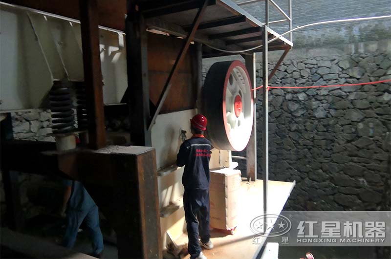 河卵石鄂式破碎機現(xiàn)場維護